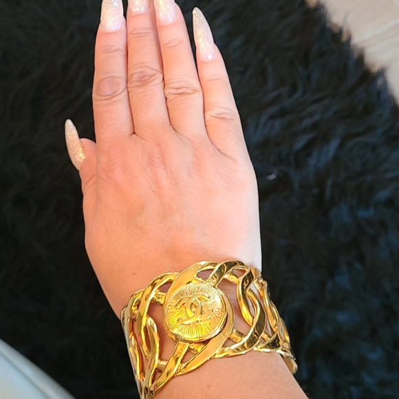 Chanel Cuff bracelet gold. - Picture 2 of 10